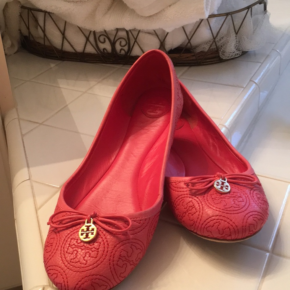 Tory Burch Chelsea stitched logo flats
